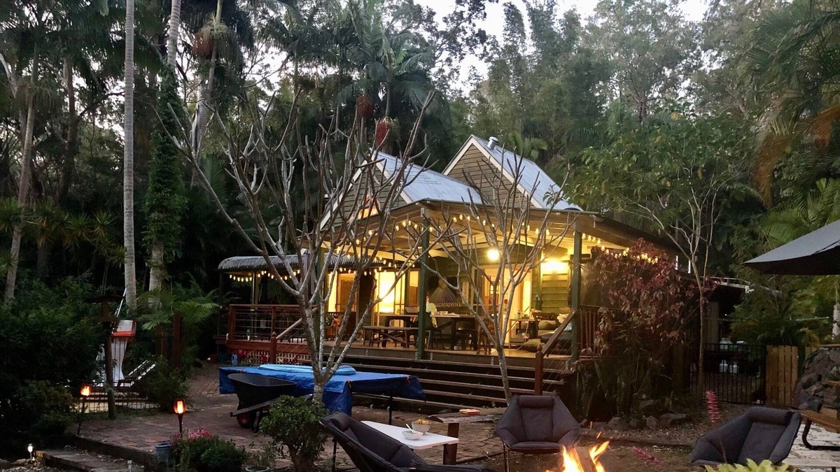 Landsborough House | The Loft House in beautiful Glass House Mountains