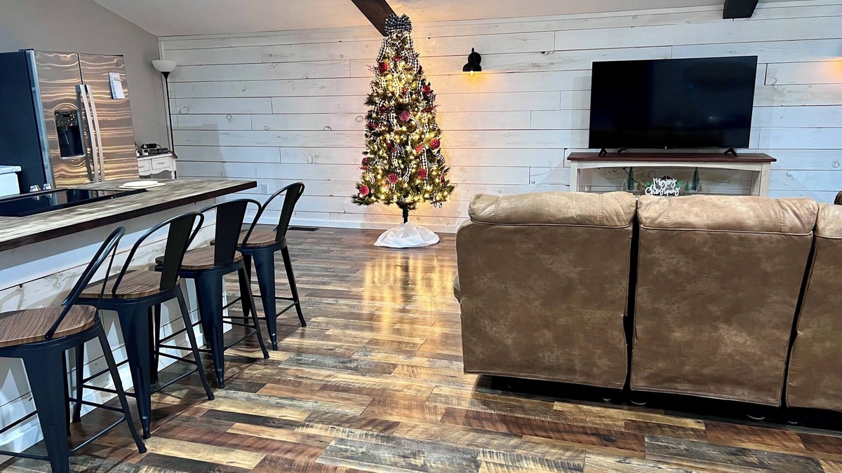 Dayton House | The Loft is a charming barndominium-style guesthouse near Lake Chickamauga.