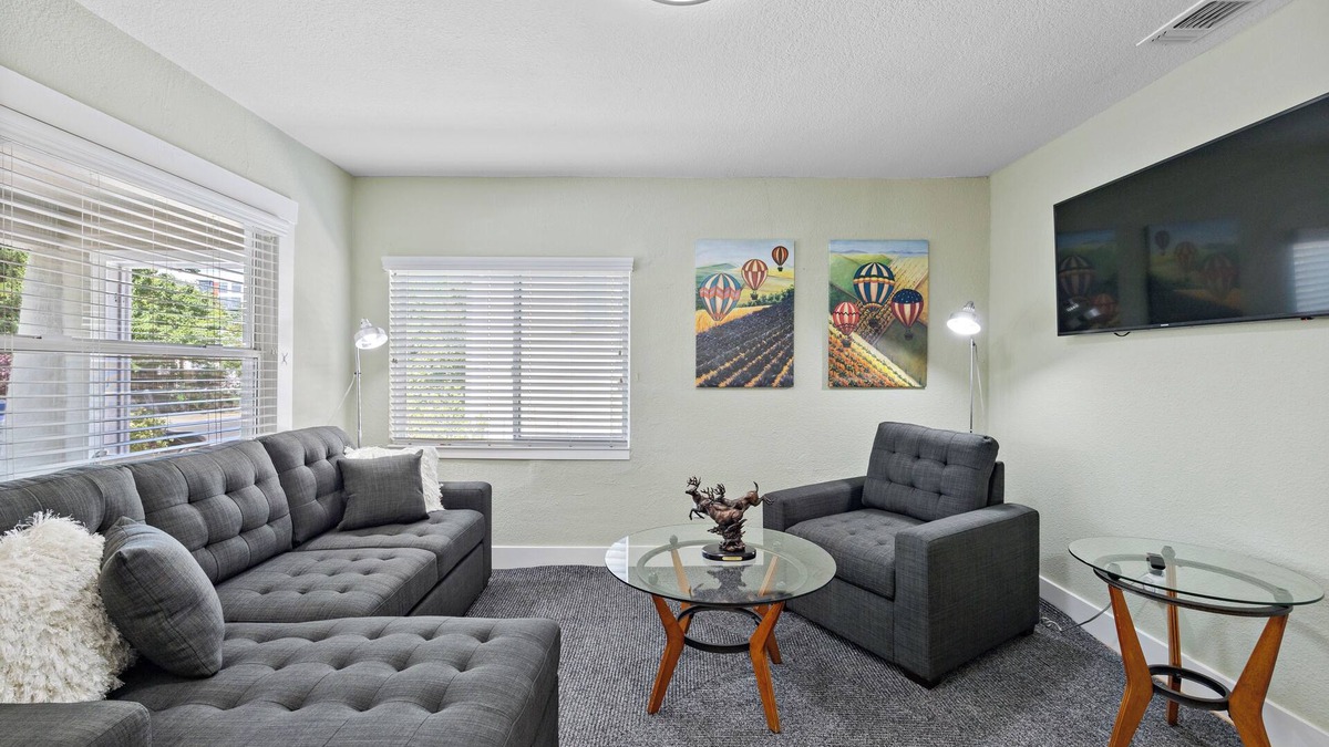 North Oak Park House | The Loft Nest, 2-bedroom, up to 6 Gustsn7 Minutes' Walk to UC Davis Medical Ctr.