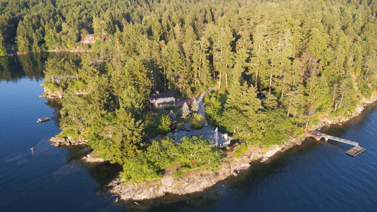 Salt Spring Island Cottage | The Loft Oceanfront retreat on Salt Spring Island