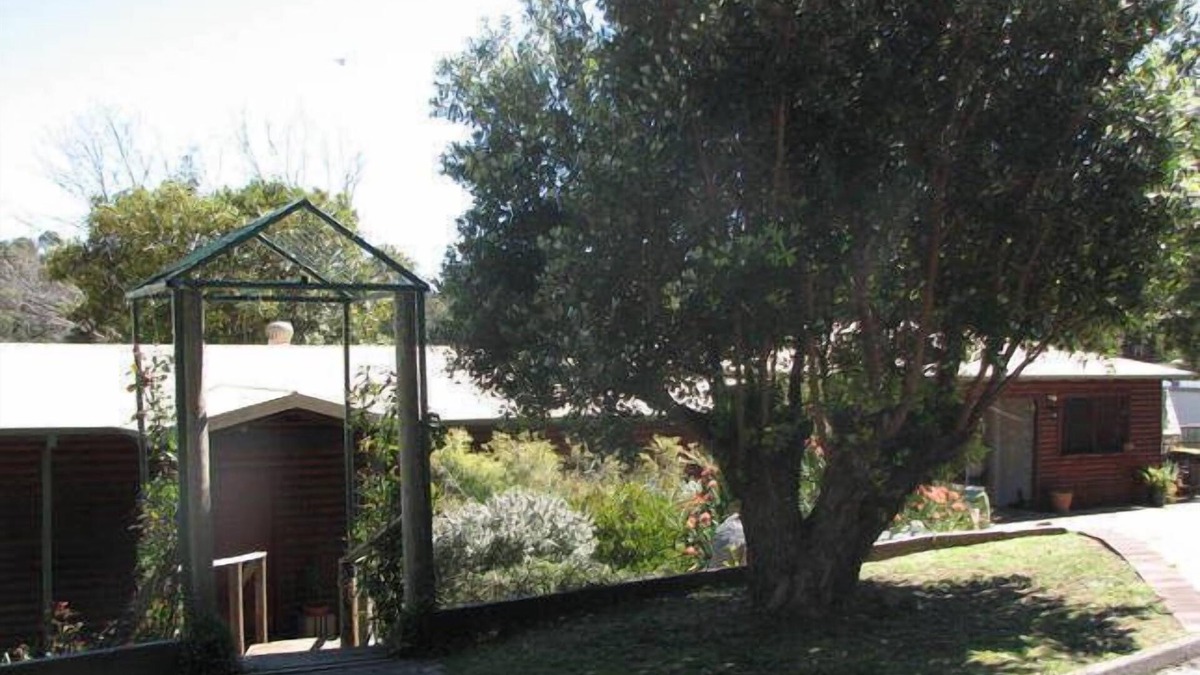 Pemberton Hotel | The Log Cabin B&B - Blue Wren Room
