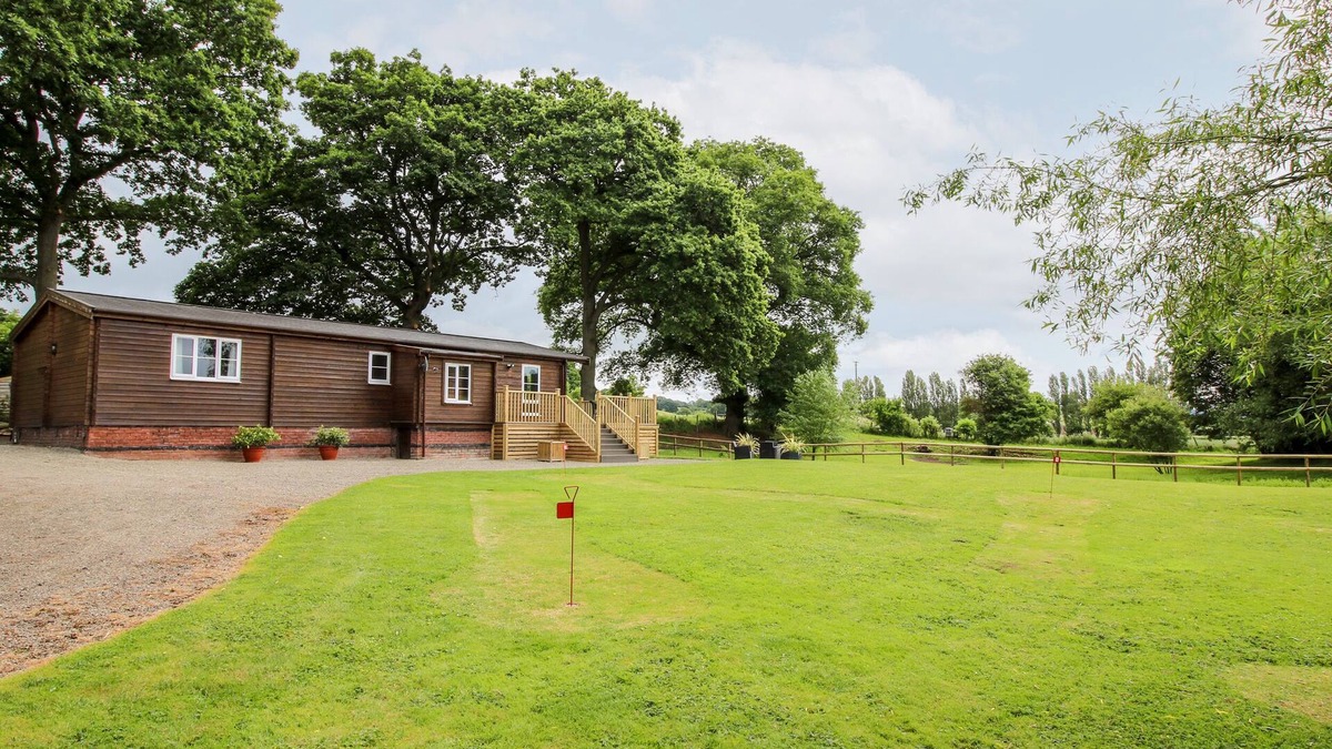 Newnham Cottage | THE LOG CABIN, family friendly, with a garden in Tenbury Wells