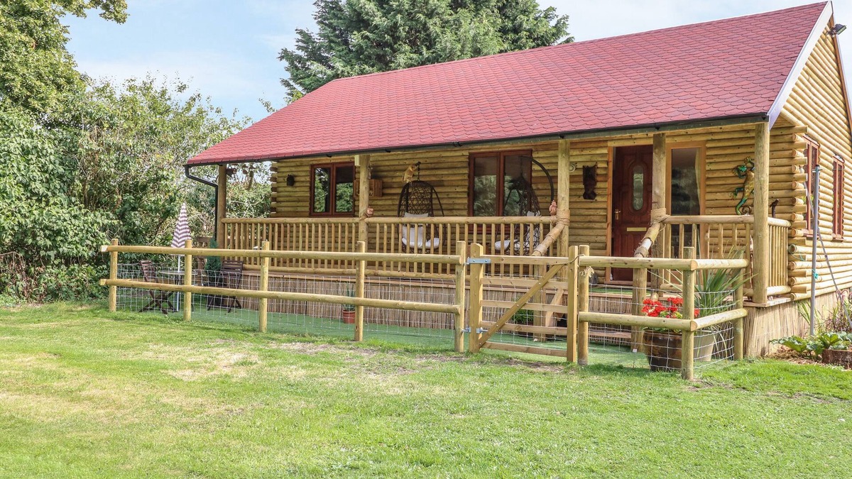 Brandon Cottage | THE LOG CABIN, pet friendly, character holiday cottage in Brandon