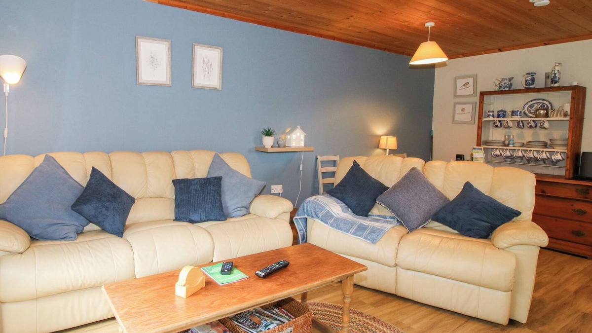 Adforton Cottage | THE LOG CABIN, with a garden in Adforton