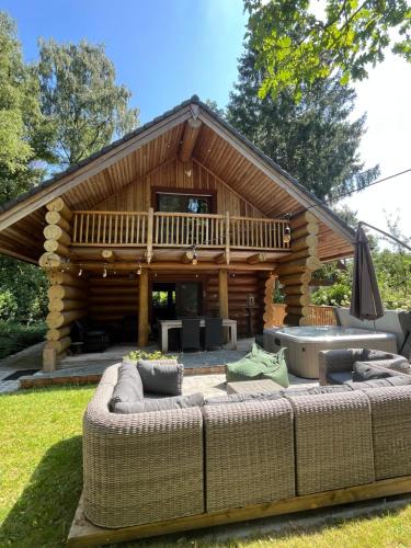 Ursel Ski Chalet | the loghouse