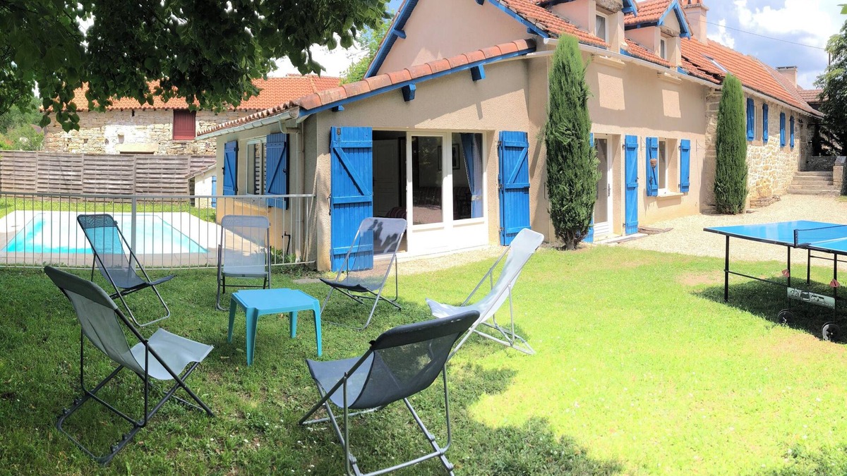 Vailhourles House | The longère de Mayrinhac with its private swimming pool