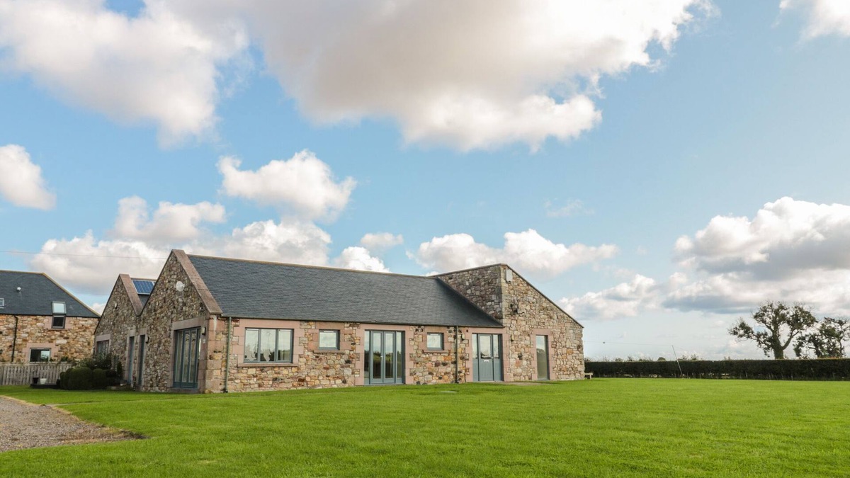 Berwick-upon-Tweed Cottage | THE LONG BARN, pet friendly, with a garden in Berwick-Upon-Tweed