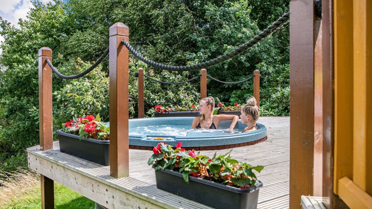 Bingley Cabin | The Lookout - 5 Star - Pet Friendly - Hot Tub - Scandinavian Log Cabin