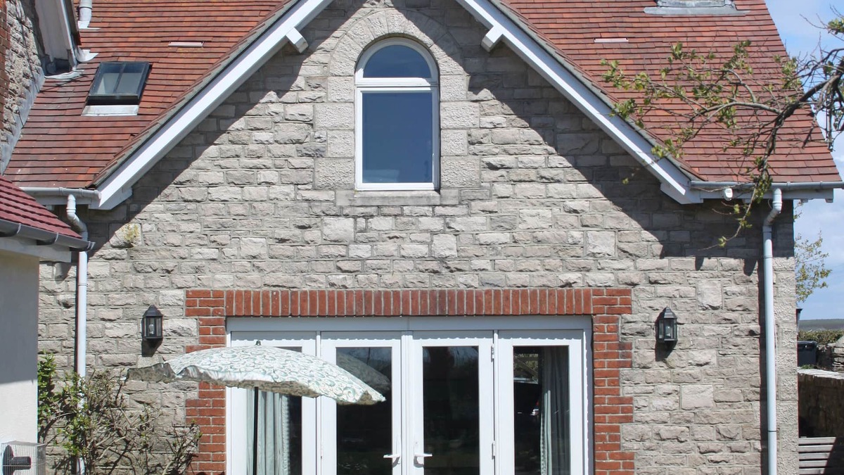 Isle of Purbeck Cottage | The Lookout - panoramic views; log fire; ONE-dog-friendly, NOT 2, local beaches.