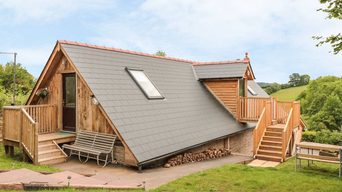 Llangrove Cottage | THE LOOKOUT, pet friendly, with pool in Llangrove