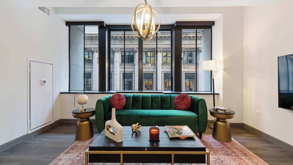 Downtown Chicago Apartment | The Loop 2BR: Historic, Modern Luxury, Amenities