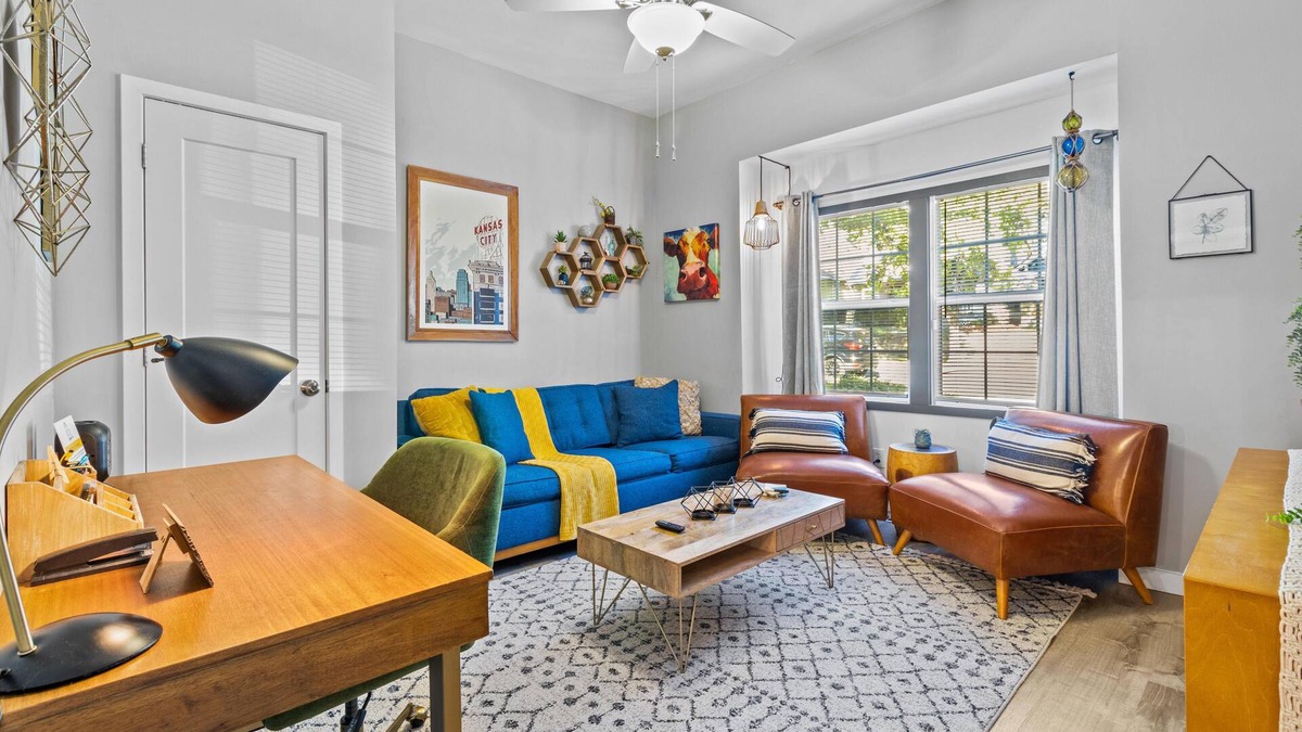 Southmoreland House | The Lounge minutes f/Plaza, Downtown and UMKC! Bungalow Minutes F/Plaza!