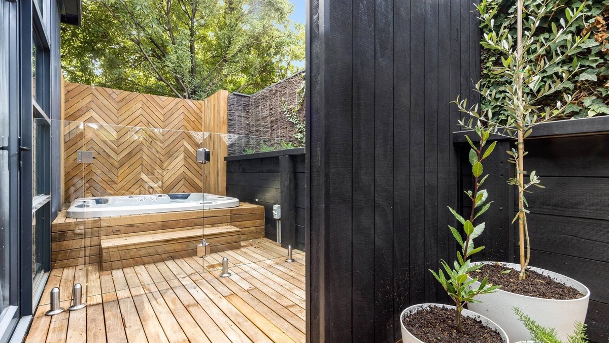Blairgowrie House | The Love Shack, Blairgowrie - 1 NIGHT FREE!* - Romantic, private bungalow, walk to Blairgowrie village and beach