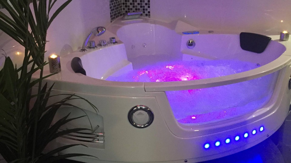 Lyon City Centre Apartment | The Love Spa apartment romantic relaxation with Jacuzzi, Sauna .