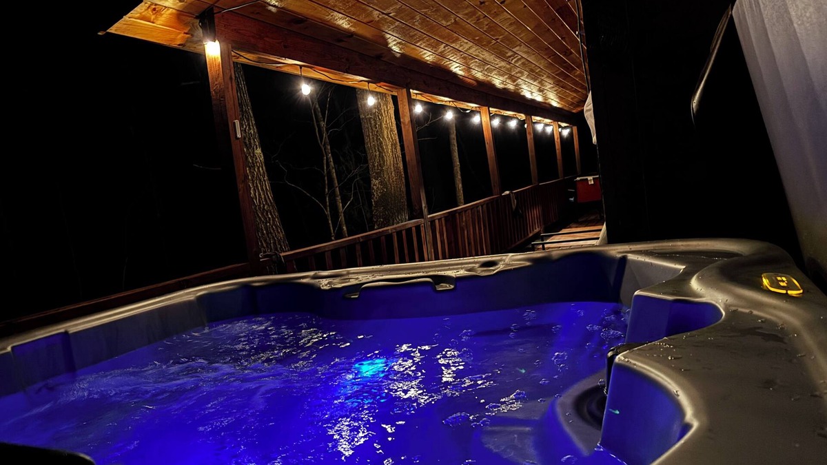 Campton Cabin | The LucKY Lodge: Hot Tub! New Build, 11 Miles to Natural Bridge