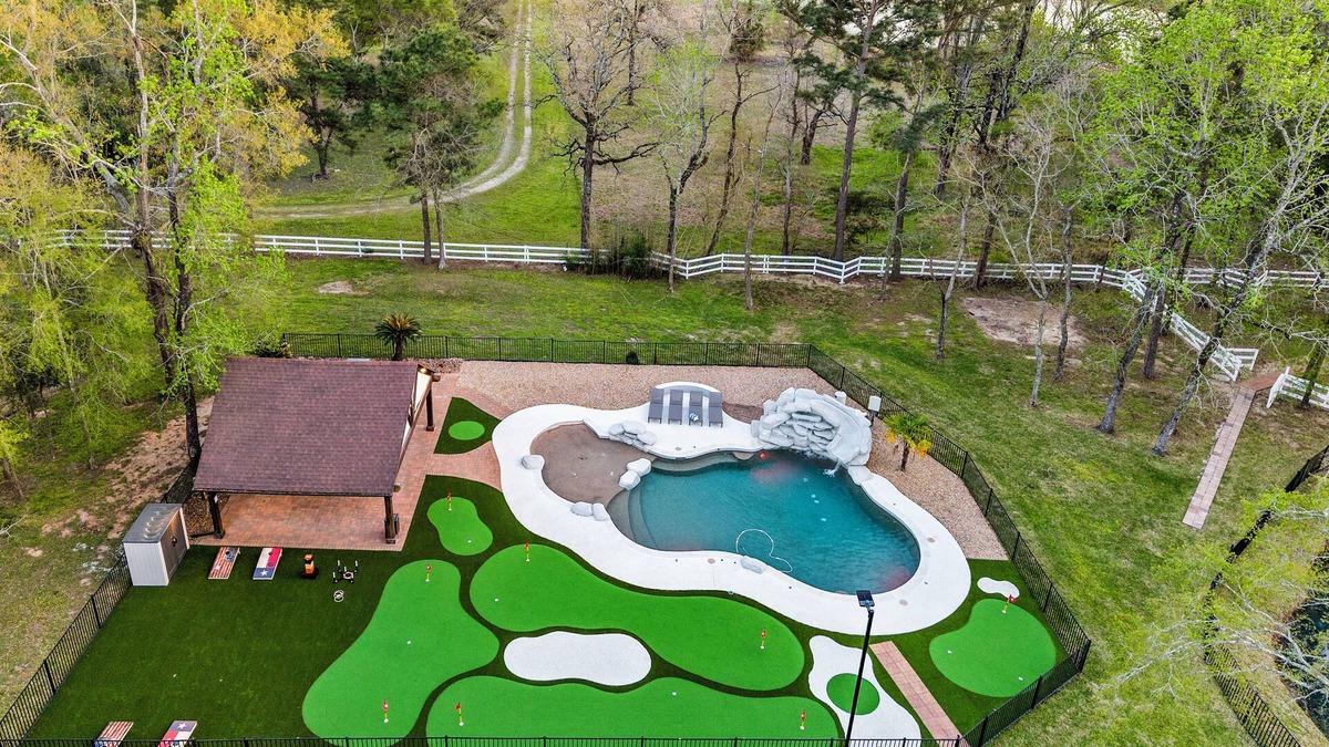 Magnolia Villa | The LUX at West Ln Event & Stay- Pool, Golf, Pickleball, Fire Pit, Gazebo & more
