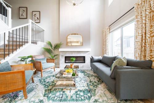 Southeast Edmonton House | The Luxe, King Bed, Sleeps 8, Near YEG Airport!