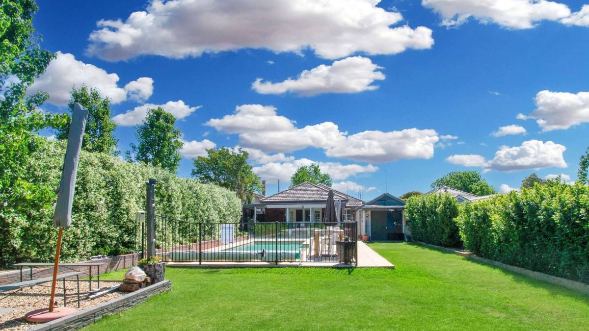 Turvey Park House | The Macleay - Poolside Entertainer, Pets Allowed