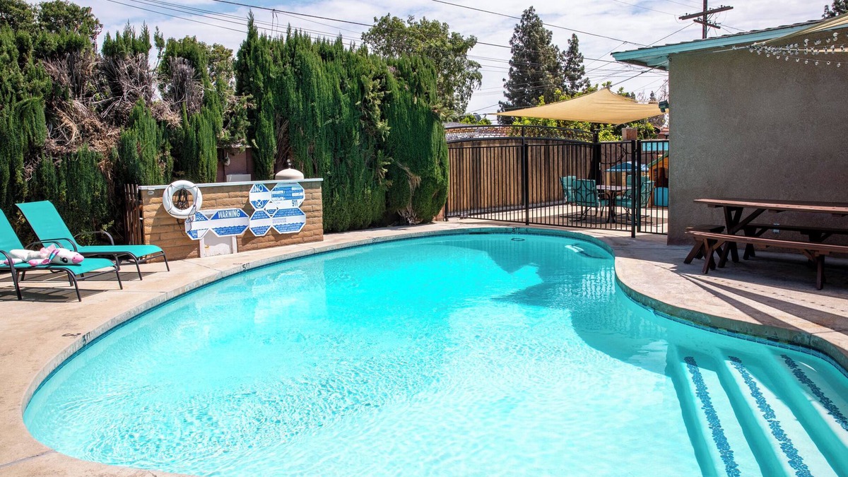Anaheim Colony Historic District House | The Magic Forest House - 1mile to Disneyland family friendly House with a pool.