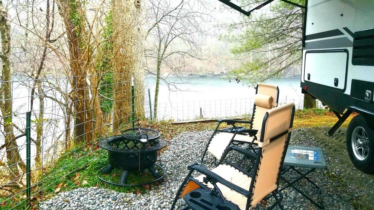 Lakeview House | The Magnolia House RV Winnebago Sleeps 3