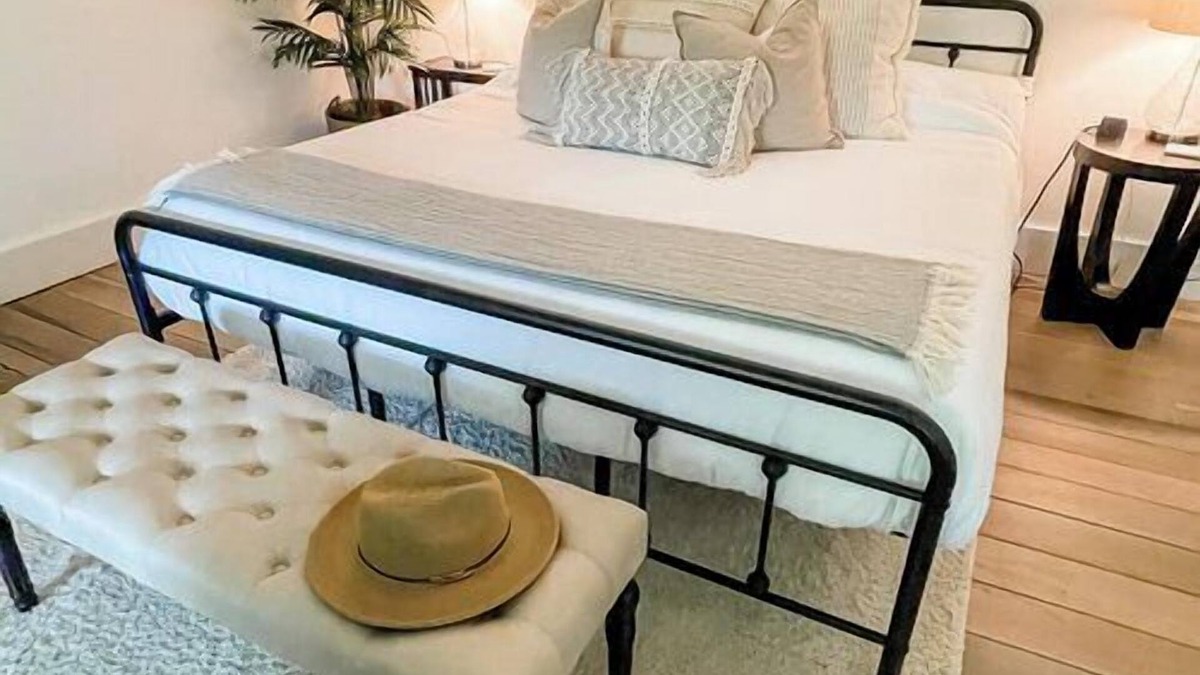 Fayetteville Bed & Breakfast | The Magnolia Room , 1840 Farmhouse Near Jack Daniels - The Hopestead B&B
