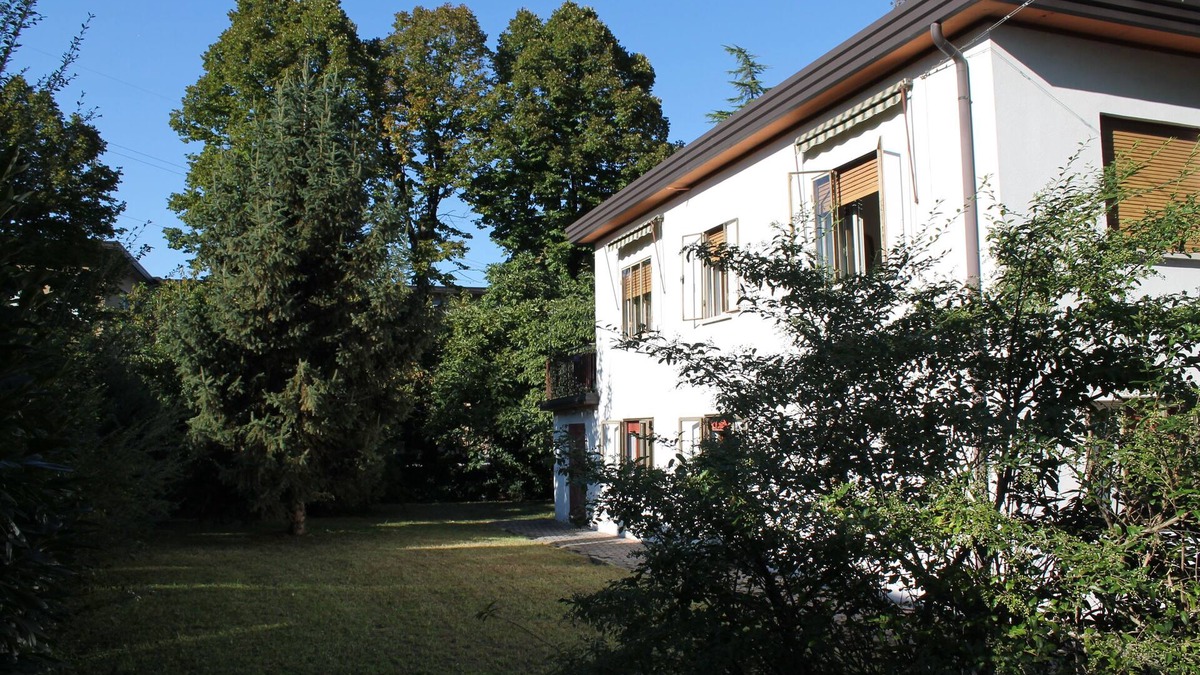 Pagnano House | The Magnolias of Venice next to the bus stop