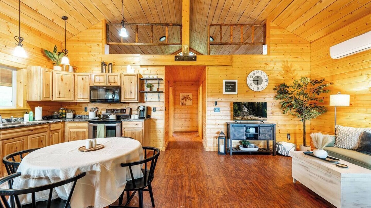 Banner House | The Magpie Cabin - it's adorable & close to town!