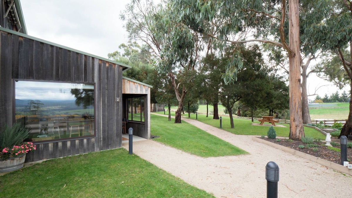 Relbia House | The Magpie - Two-bedroom cottage at Bundaleera Vineyard