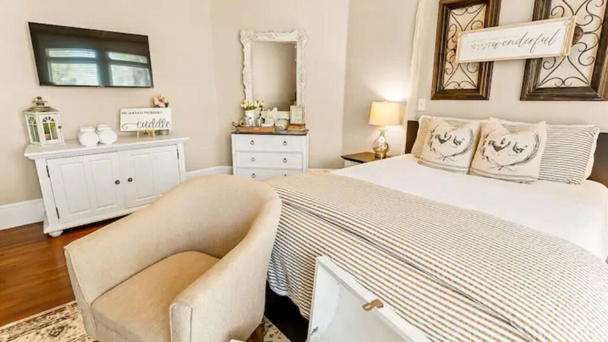 Winder House | The Mahogany Room a place to relax!