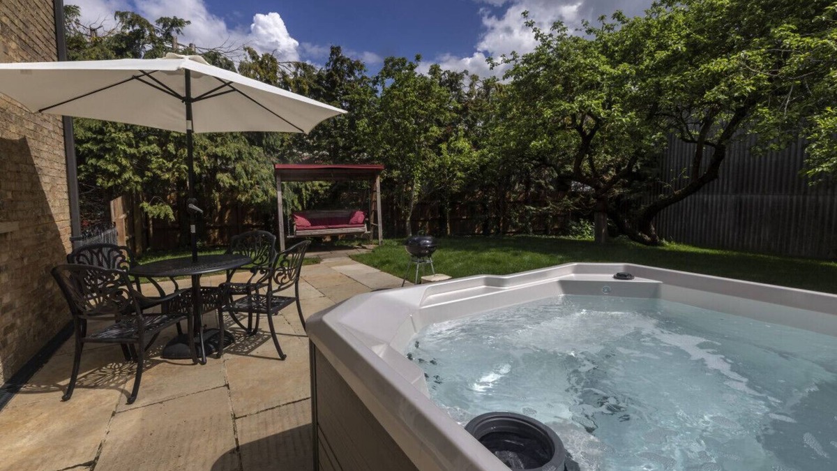 Sawtry Other | The Maid's Cottage · Rural hideaway in a cosy farm cottage with hot tub