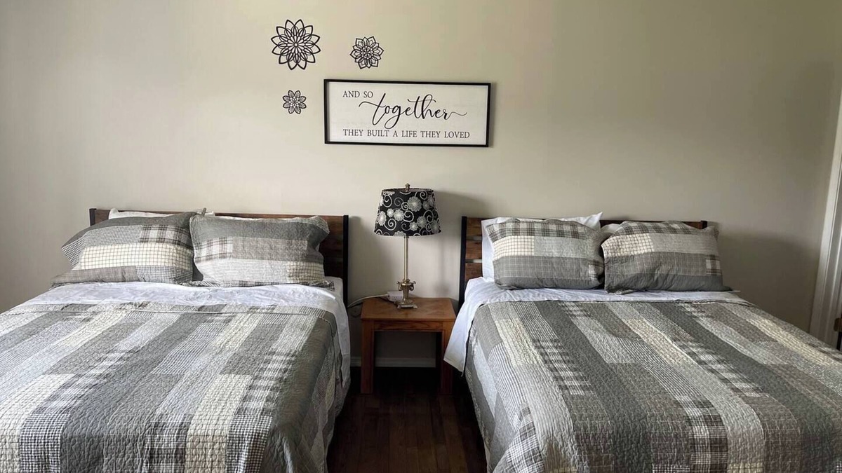 Grubville House | The Main House at Peppermint Springs Farm. Spacious 2 bedroom and 2 bath