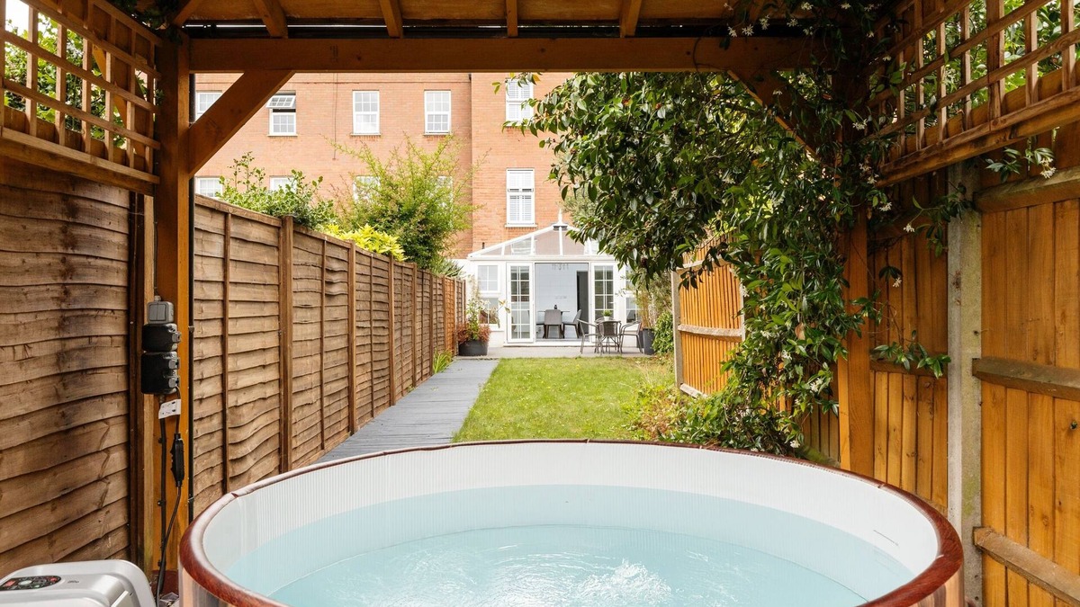 Southgate Green House | The Mall - Hot Tub, Parking, Garden, Games Room