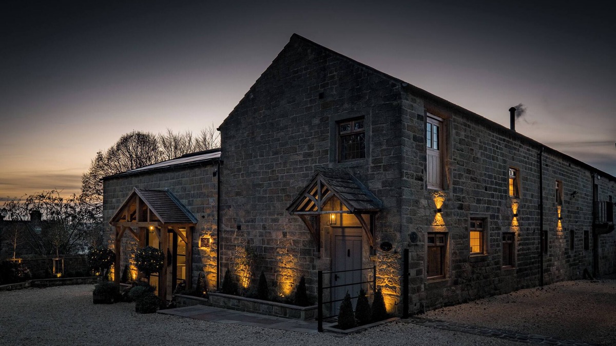 Harrogate Cottage | THE MALT KILN, pet friendly, with hot tub in Harrogate
