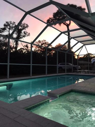 Englewood House | The Manasota Beach House private Pool & Jacuzzi close to the beaches PET FRIENDLY