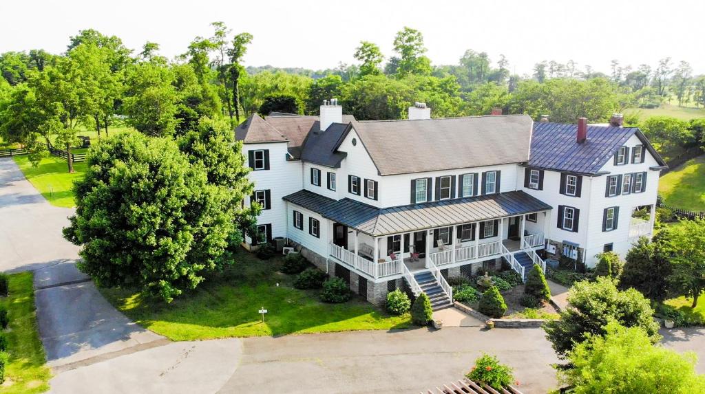 Round Hill Bed & Breakfast | The Manor at Airmont