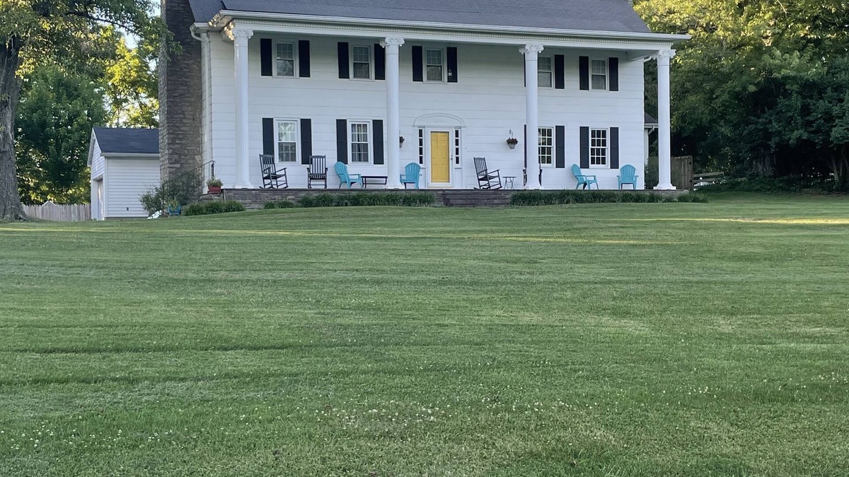 Maysville House | The Manor at Maysville Golf Course View
