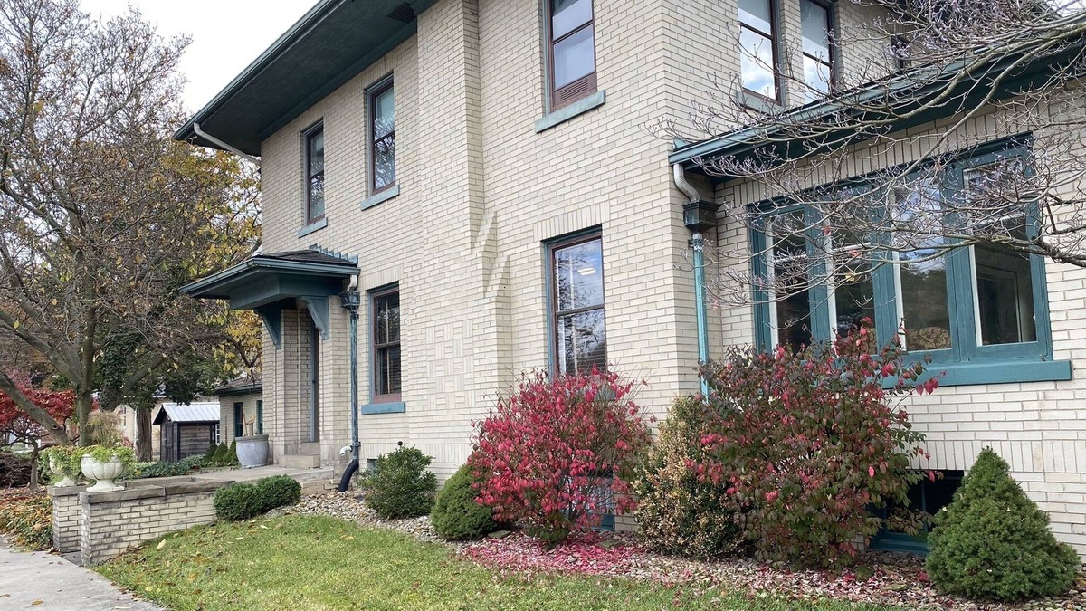 Dover House | The Manor - Spacious, Elegant, and in a great location!