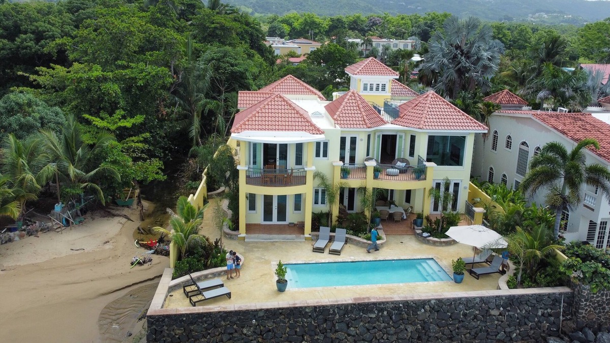 Stella Villa | The Mansion at Casa Aguas Azules - 3-Bedroom Beachfront Villa with Pool
