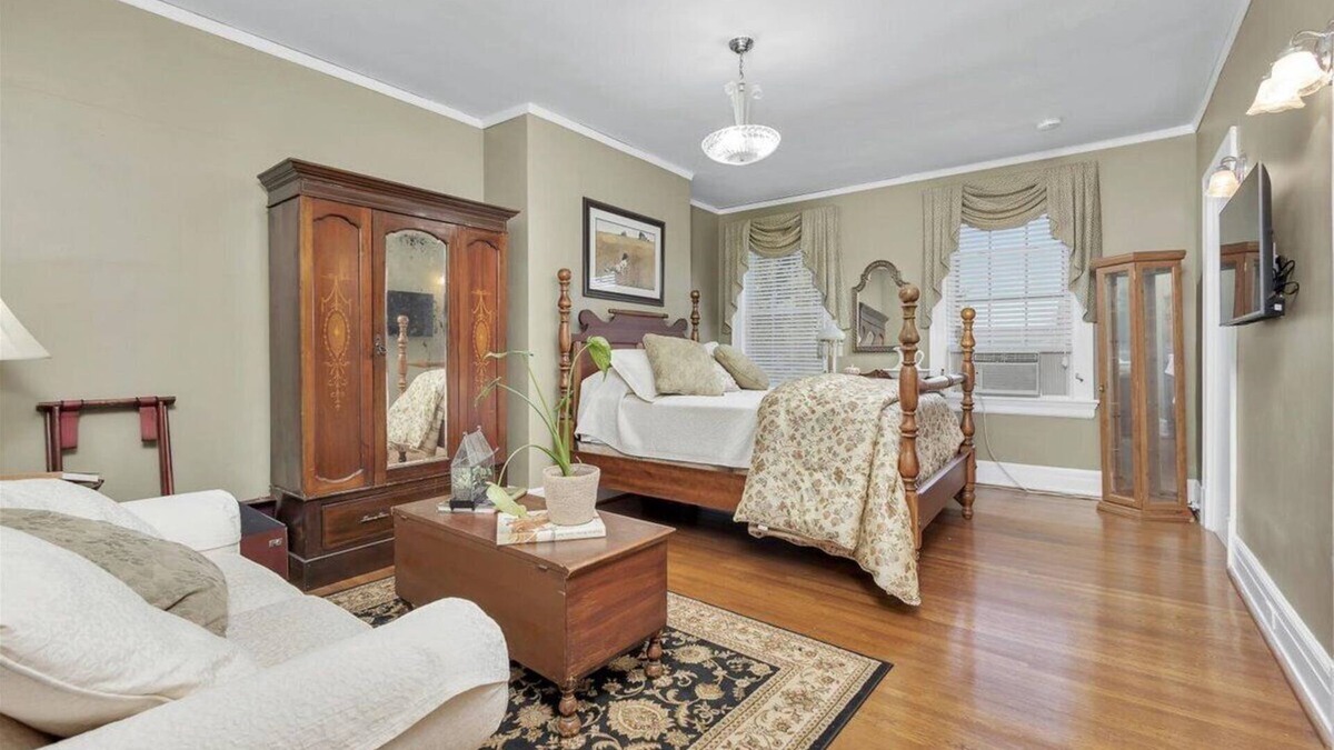 Roanoke Bed & Breakfast | The Maridor - "Lily"-Historic home near lots of shops and restaurants