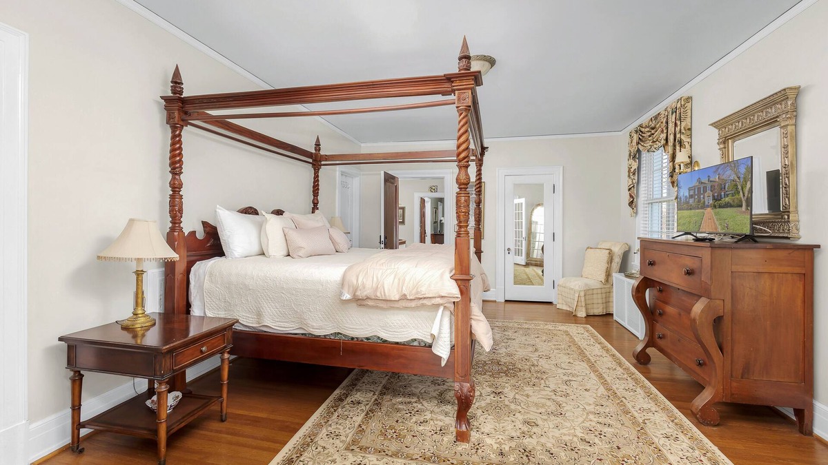 Roanoke Bed & Breakfast | The Maridor - "Rose" Historic home near lots of shops and restaurants