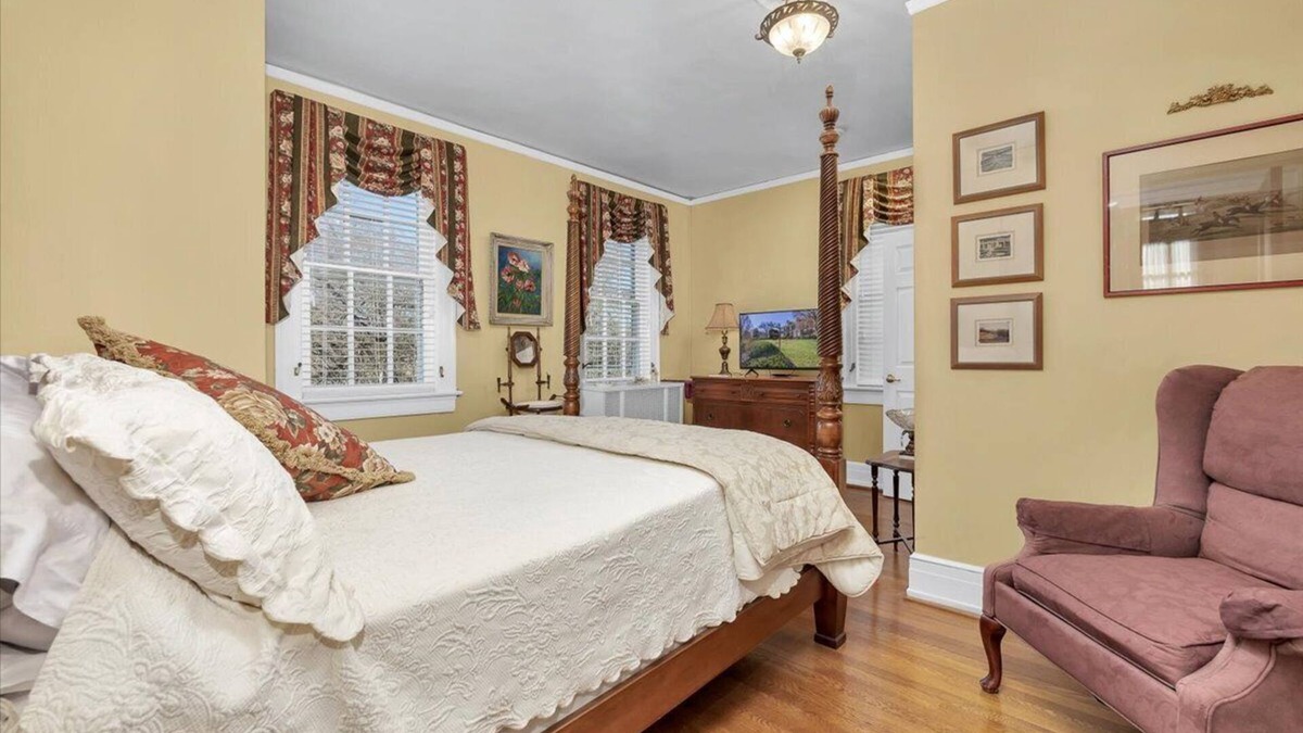 Roanoke Bed & Breakfast | The Maridor - "Tulip" - Historic home near lots of shops and restaurants