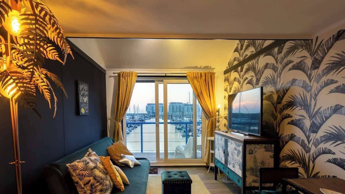 Seafront Boat Rental | The Marina retreat -free parking