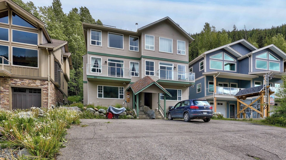 Sun Peaks House | The Marmot's Den - Large Family-Friendly Ski Retreat in Sun Peaks