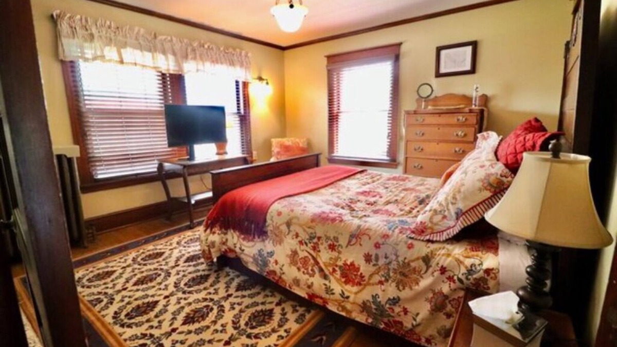 Downtown Niagara Falls Bed & Breakfast | The Marshall Room w/queen bed