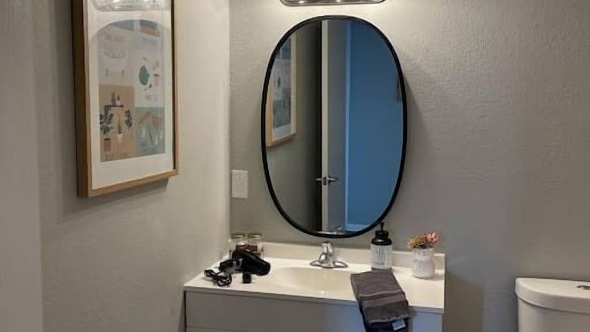 Hamilton Apartment | The Mary Lou - Entire 2 Bedroom Apt in Quilt Town, USA