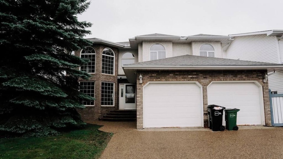 Northeast Edmonton House | The Masterpiece House - 5 bedroom house in charming Edmonton with WiFi, jacuzzi