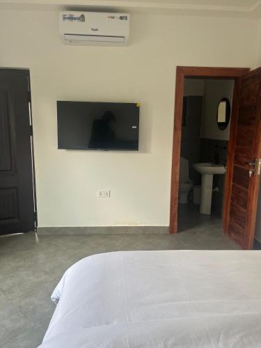 Oyarifa House | The Max Guest House