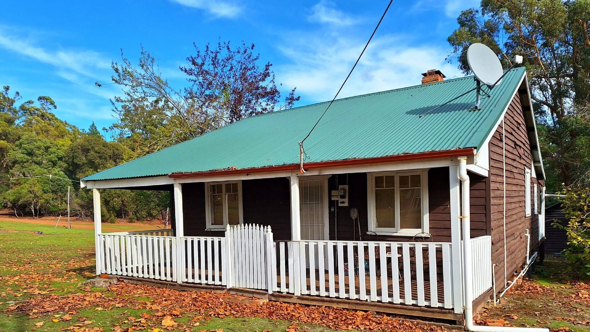 Dingup Cottage | The May Queen - Footsteps in the Forest - Est 1939 Timber Mill Settlement