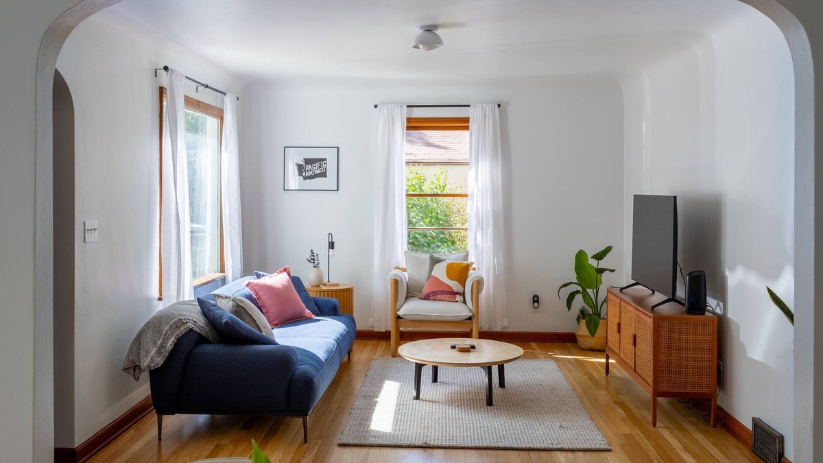 Pullman House | The McKenzie BnB - Charming & Cozy - 1 Block from Downtown Pullman!
