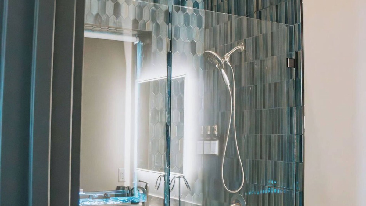 Leitchfield Apartment | The McKinzie Penthouse! newly renovated 2-King bedroom/2-bathroom.